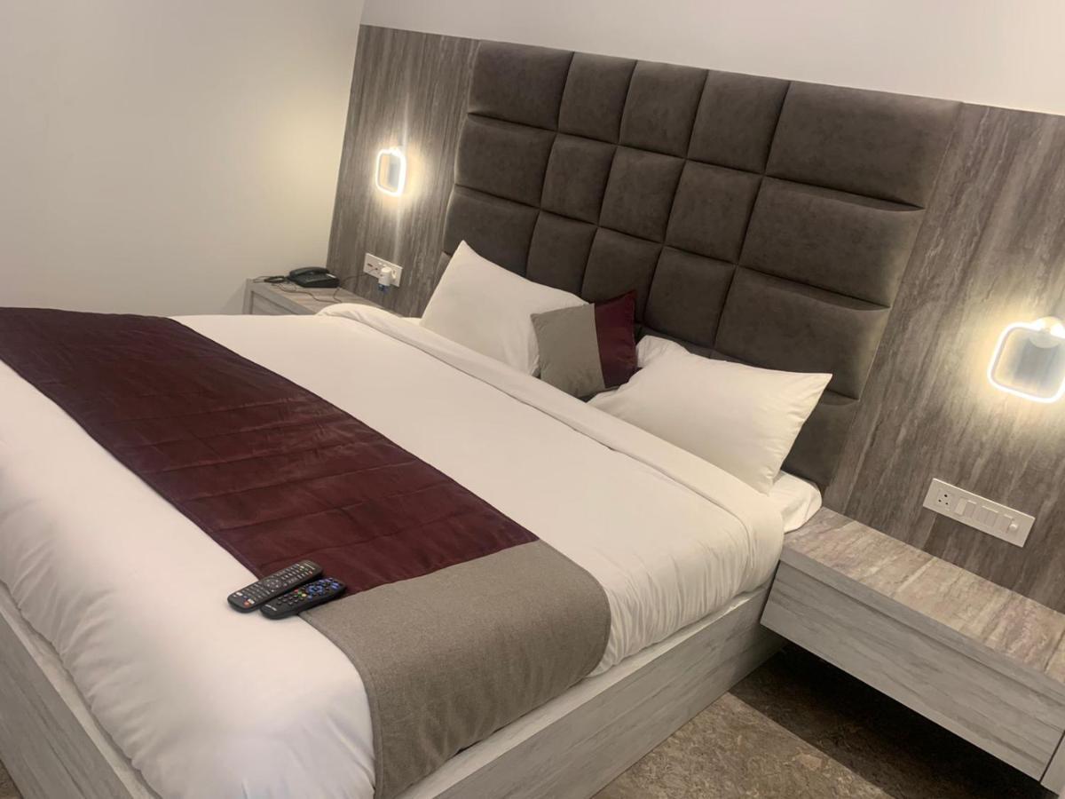 Hotel Lotus Inn Sirsa Kültér fotó