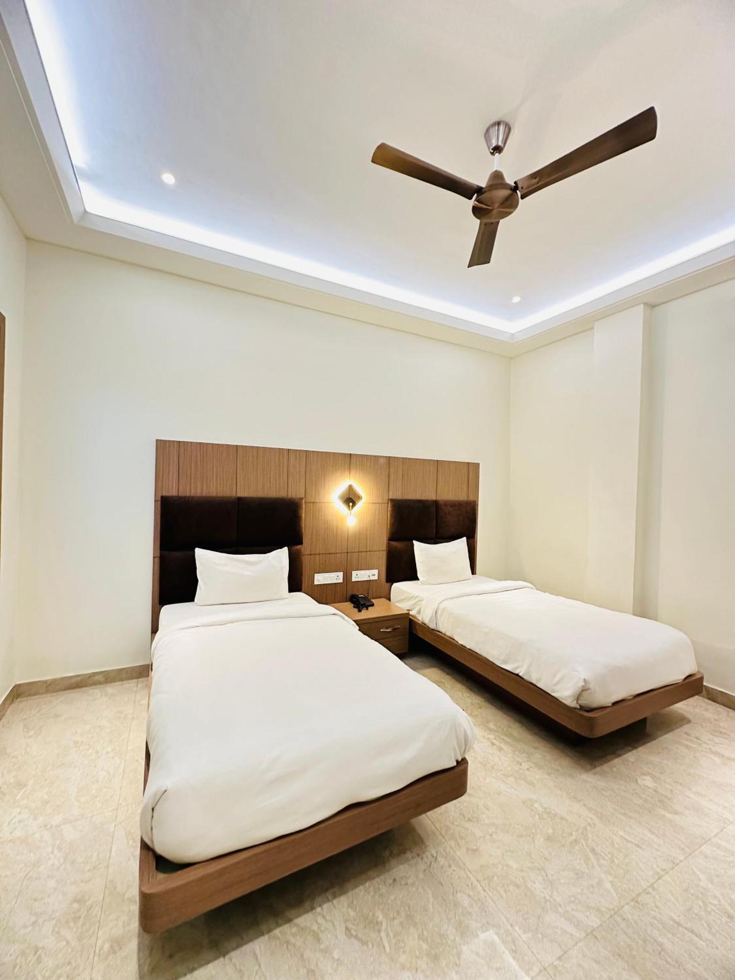 Hotel Lotus Inn Sirsa Kültér fotó