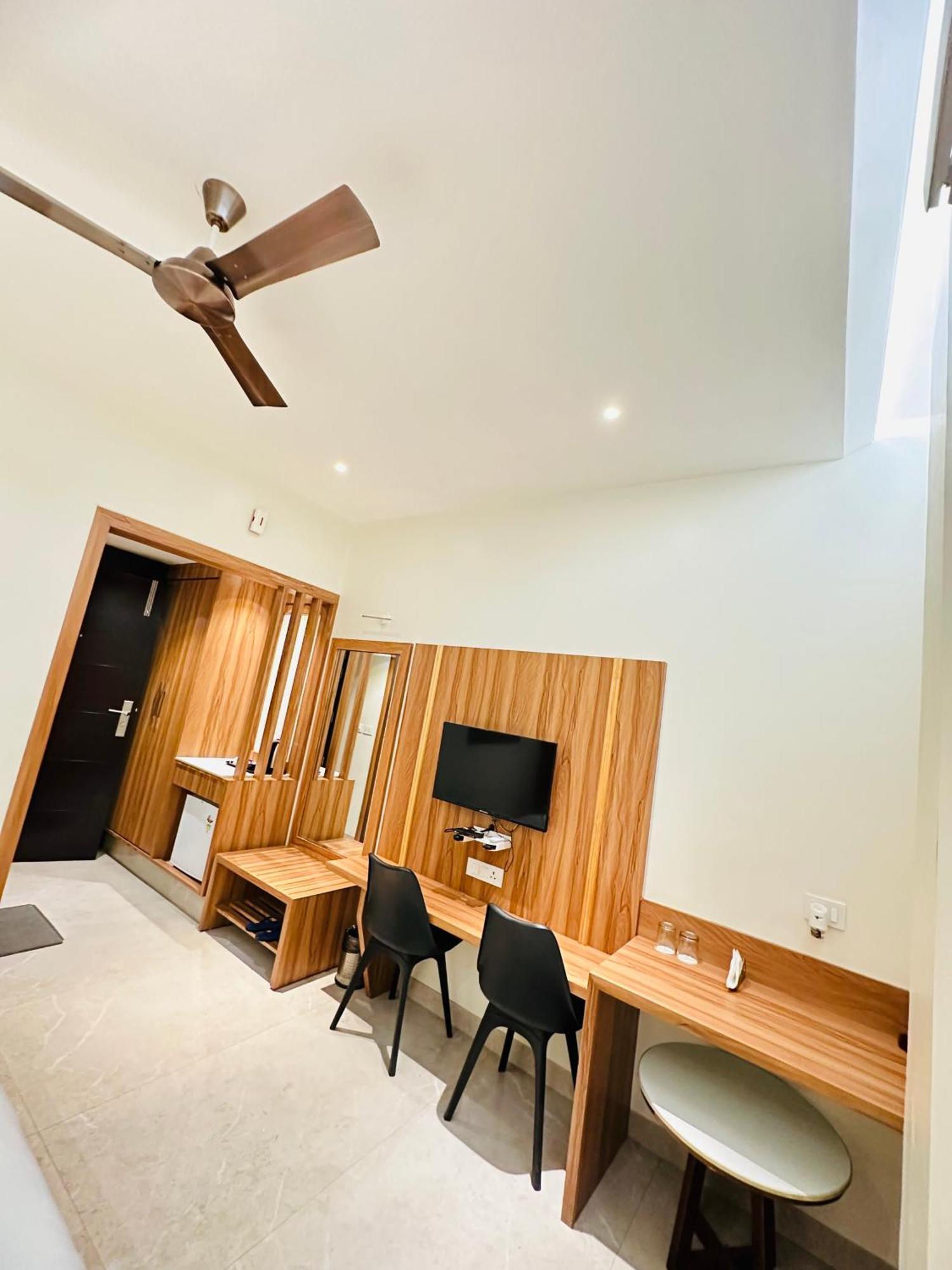 Hotel Lotus Inn Sirsa Kültér fotó